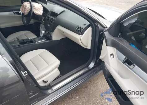 2010 Mercedes-Benz C 300 Luxury/Sport z USA, uszkodzony, nr VIN WDDGF5EB1AF413487